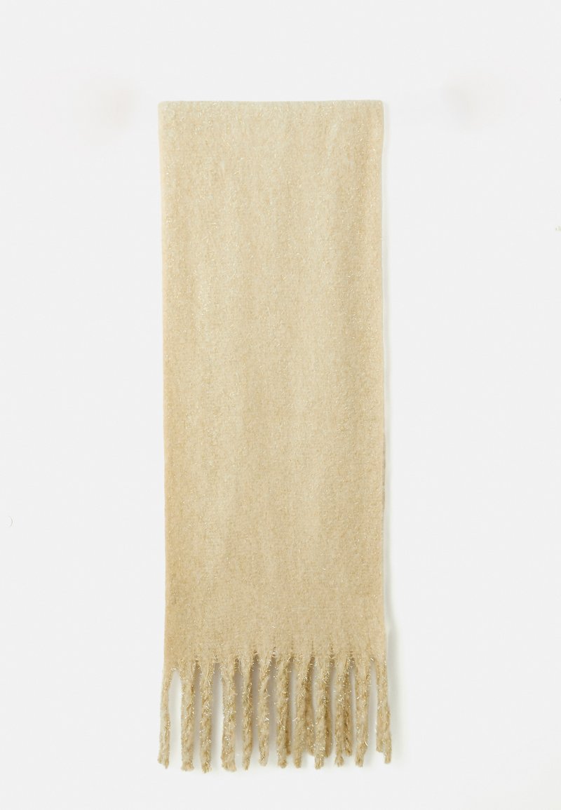 Bufanda beige clara hecha de un tejido suave con un ligero brillo, que presenta bordes flecos para añadir textura y detalle.