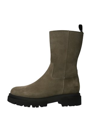 Botas de ante hasta la mitad de la pantorrilla en color verde oliva, con puntera redonda, tirador y suela de goma negra gruesa con un patrón de agarre robusto.