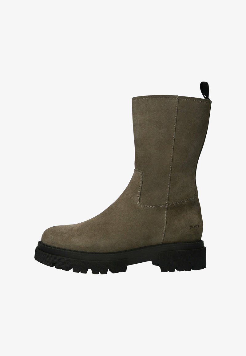 Semišové boty ke kolenům v olivově zelené barvě, s kulatou špičkou, poutkem na obouvání a silnou černou gumovou podrážkou s drsným vzorkem.