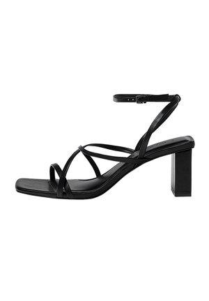 Sort højhælet sandal med tynde krydsede stropper, firkantet tå og ankelrem med spænde.