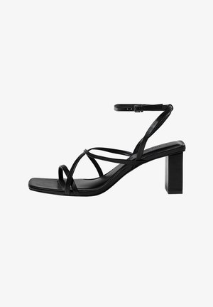 Sandale noire à talon haut avec fines lanières croisées, bout carré et bride à la cheville avec fermeture à boucle.