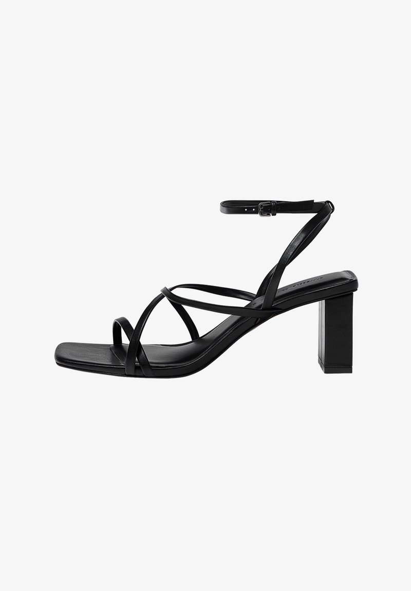 Sandale noire à talon haut avec fines lanières croisées, bout carré et bride à la cheville avec fermeture à boucle.