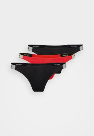 Tre par undertøy: ett svart, ett rødt, og ett svart med hvite elastiske bånd merket "HUGO." Laget av et mykt stoff, lavt midje-design.