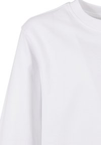 Vit långärmad T-shirt i bomull med rund halsringning och en slät textur utan synliga mönster eller detaljer.