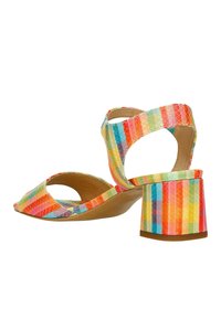 Barevné sandály na podpatku s texturovaným vícobarvým vzorem, s otevřenou špičkou a kotníkovými pásky. Blokový podpatek je také zdobený vzorem.