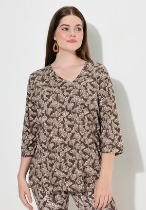 Bruine V-hals top met een beige bloemenprint, voorzien van driekwartmouwen en een ontspannen pasvorm. Zachte stof met een gestructureerde uitstraling.