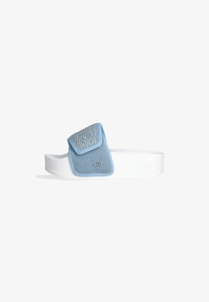 Sandalia deslizante de denim con una parte superior de color azul cielo que presenta un detallado de cristales, una suela blanca acolchada y una superficie texturizada para un mejor agarre.