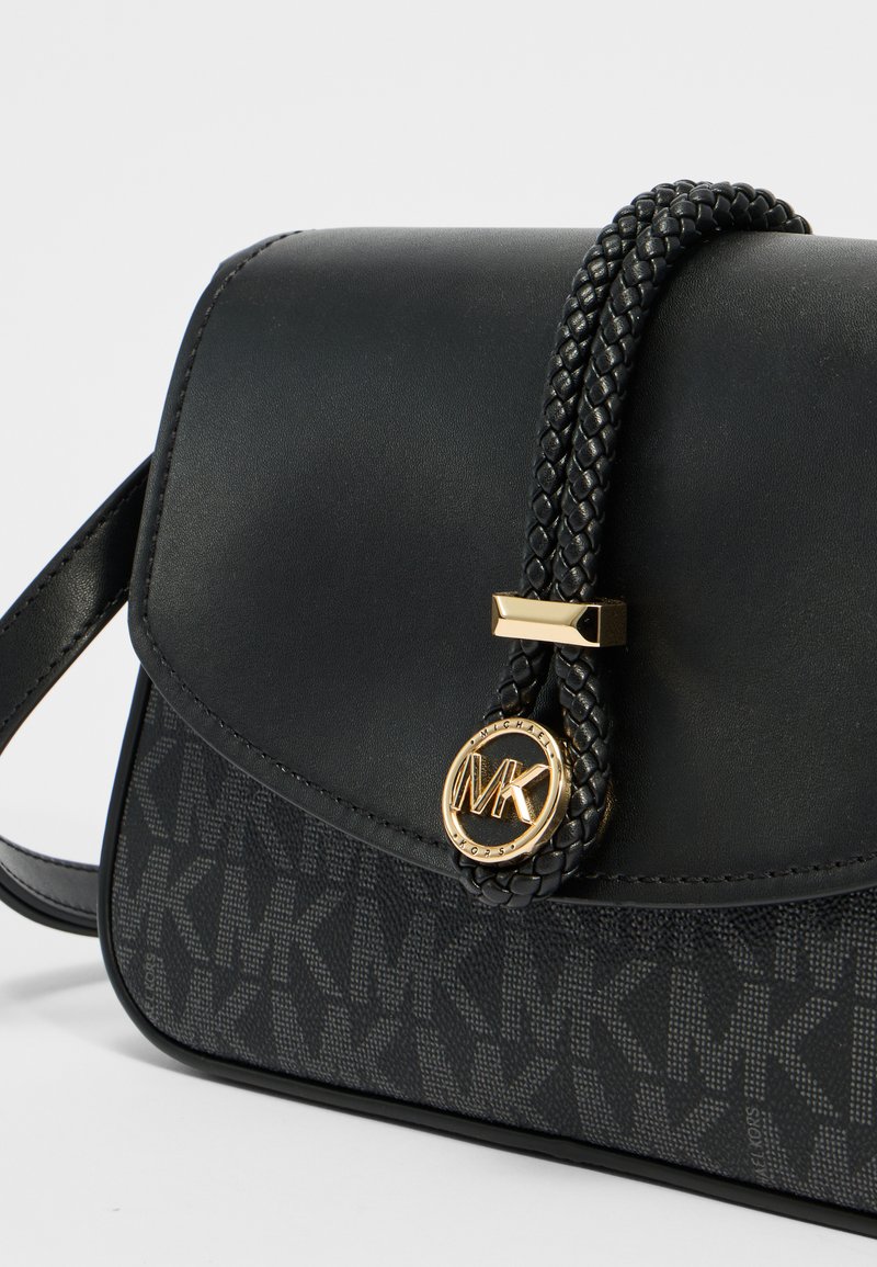 Schwarze Handtasche mit einem strukturierten unteren Panel. Verfügt über einen geflochtenen Griff, goldene Hardware und ein Logo-Detail auf der Vorderseite. Abgerundetes Klappen-Design.