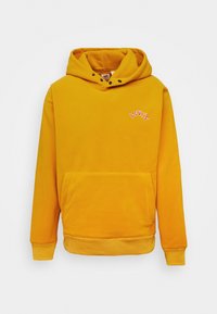 Sudadera con capucha amarilla hecha de tela suave con un bolsillo tipo canguro, capucha con cordón y el logo "Levi's" bordado en rosa. Cuenta con puños acanalados.