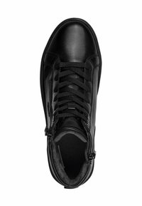 Baskets montantes en cuir noir avec une surface lisse, des lacets texturés, une fermeture éclair sur le côté et un intérieur doux et rembourré pour le confort.