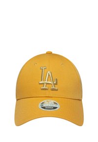 Gelbe Kappe aus Stoff mit verstellbarem Riemen. Auf der Vorderseite befindet sich ein gesticktes LA-Logo in Gold und ein kreisförmiges Markenzeichen auf dem Schirm.