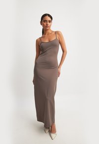 NA-KD Dolga obleka - brown