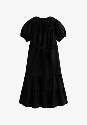 Robe noire avec des manches bouffantes courtes, un décolleté froncé et une ceinture nouée à la taille. Présente un ourlet à volants et une texture de tissu douce.