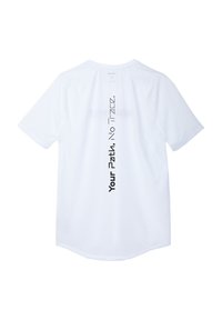 Weißes kurzärmliges Sportshirt mit einem strukturierten Design, auf dem Rücken mit vertikalem schwarzem Text "Dein Weg, keine Spuren".
