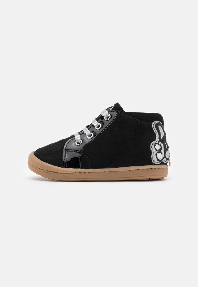 KIKKI BULLDOG - Vauvan kengät - black/silver