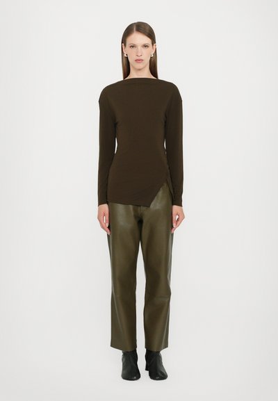 CLOSED SERANDON - Pantaloni di pelle - marsh green