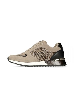 Baskets en suède beige avec des accents en imprimé léopard, un talon en verni noir et une semelle texturée. Comprend des lacets ronds et un détail de couture sur le côté.