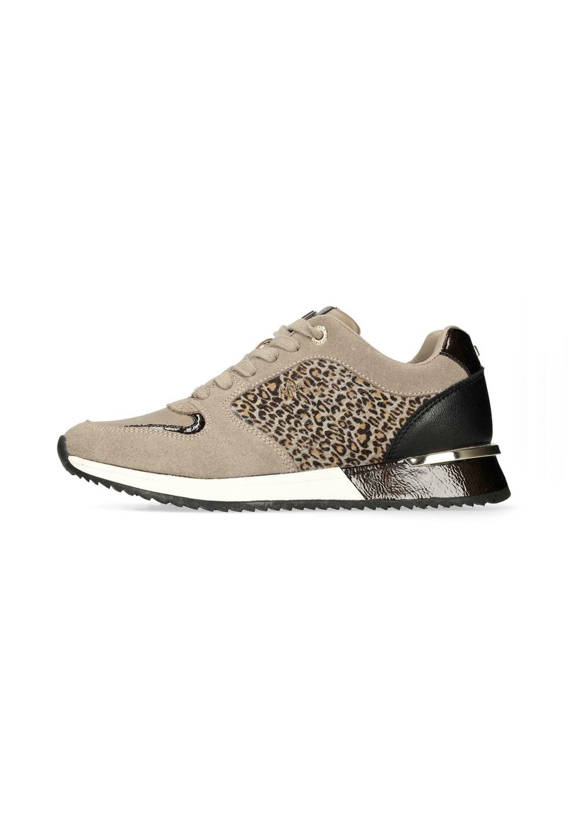 Beige mockask sneakers med leopardmönstrade detaljer, svart lackad häl och strukturerad sula. Har rund snörning och detaljer med sidosygn.