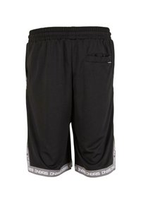 Shorts de sport noirs avec ceinture élastique et bord gris, affichant le texte blanc "DNGRS" sur les côtés et l'ourlet, poche arrière sur le côté droit.