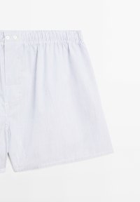 Helles Blau und weiße gestreifte Baumwollshorts mit elastischem Bund, ausgestattet mit zwei vorderen Knöpfen und einer einzelnen Gesäßtasche.