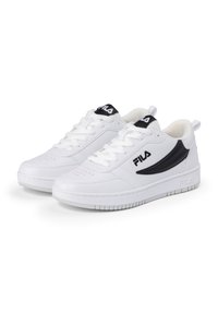 Sneakers in pelle bianca con accenti neri, dotati di punta rotonda, chiusura con lacci e superfici testurizzate. Include dettagli del logo sulla linguetta e sul lato.