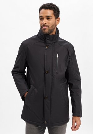 Schwarze wasserdichte Jacke mit hohem Kragen, Knopf- und Reißverschluss, zwei seitlichen Taschen und einer Reißverschlusstasche auf der Brust. Glatte Textur, lässiges Design.