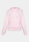 ESSENTIALS SMALL LOGO FEEL COZY HOODIE - Kapuutsiga pusa - clear pink/white