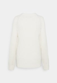 Pull blanc en maille à manches longues avec poignets et ourlet côtelés, présenté de dos sur un fond blanc uni.