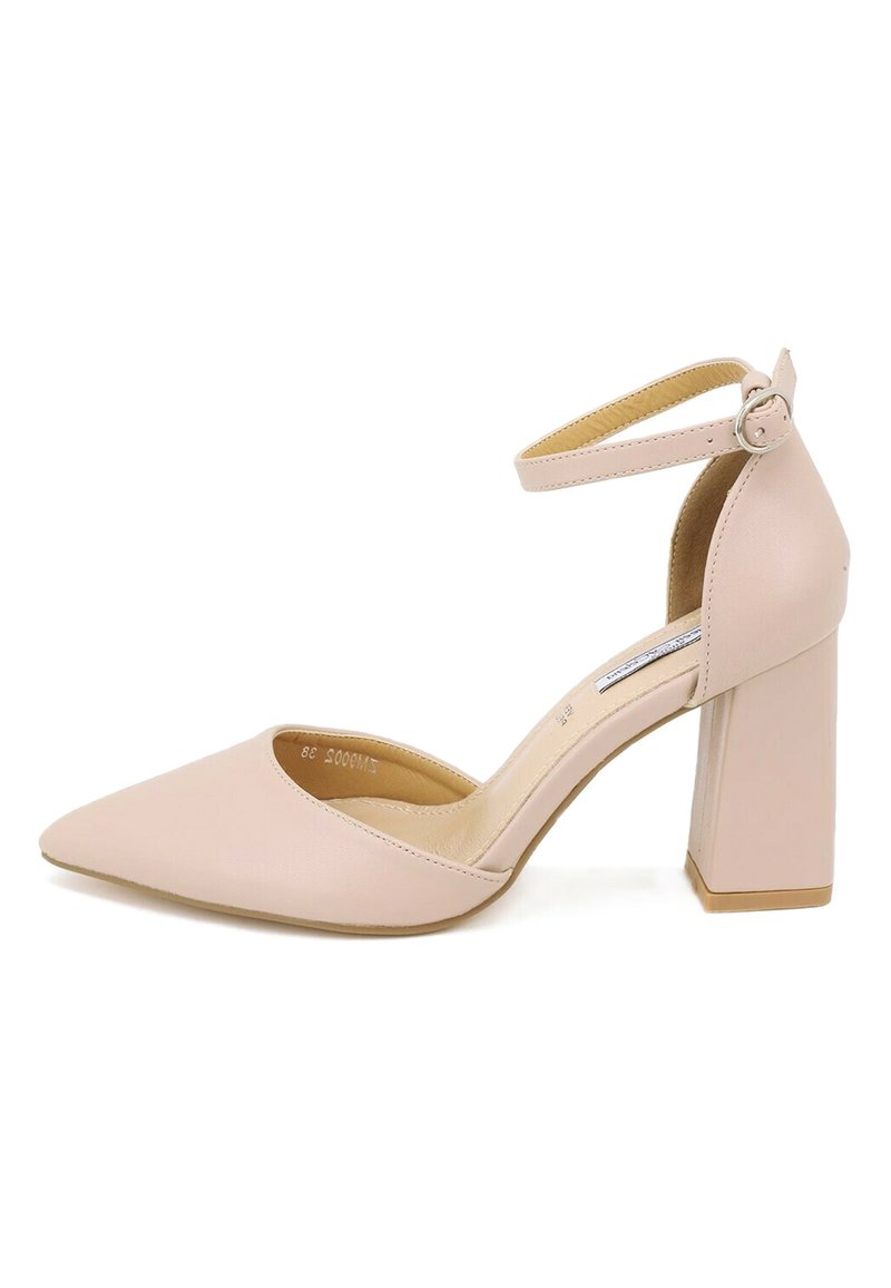 Scarpa con tacco di colore rosa chiaro, punta affusolata, cinturino alla caviglia e tacco largo. Realizzata in materiale morbido con una finitura opaca.