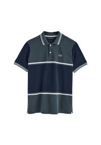 Pikétröja i mörk- och ljusblått med vita ränder. Har en krage, en knapprad med tre knappar och sidosprund vid fållen.