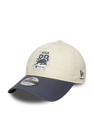 Beige og mørkeblå New Era kasket med "Visa, RB, Cash App, Formula One Team" logoer foran og justerbar 9TWENTY klistermærke på skyggen.