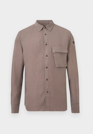 Brun langermet skjorte med knapper, spiss krage, stor klafflomme på venstre bryst og liten logo på høyre erme.