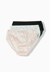 Tři dámské krajkové spodní prádlo v černé, bílé a světle růžové barvě, naskládané a rozložené na bílem pozadí.