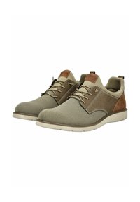 Graue Mesh-Schuhe mit braunen Wildlederakzenten, Gummisohlen und Schnürdesign, das über seitliche Perforierungen verfügt.