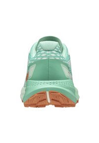 Buty biegowe z miętowo-zieloną syntetyczną cholewką, teksturowaną siateczką dla wentylacji, kontrastującymi białymi akcentami oraz solidnym pomarańczowym wzorem podeszwy.