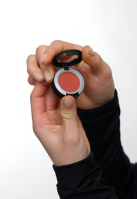 MAC POWDER KISS EYESHADOW SMALL EYESHADOW - Sombra de ojos - devoted to chili