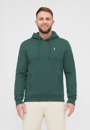 Groene katoenen hoodie met een kangoeroezak, trekkoord en een klein wit boompje logo op de linkerzijde van de borst. Casual fit.