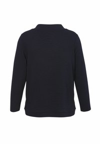 Marineblauwe lange mouwen pullover met een subtiel textuurpatroon en een relaxte pasvorm, van achteren getoond.