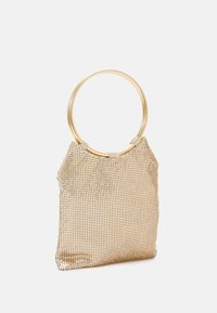 Sac à main en mesh doré avec une poignée cylindrique dorée ; présente une forme rectangulaire structurée et une surface texturée créée par des maillons de mesh.