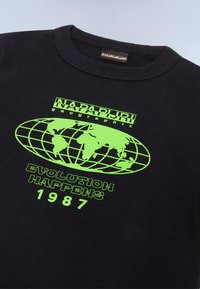Svart hettegenser laget av bomull, med et grønt globusgrafikk og teksten "NAPAPIJRI" og "EVOLUTION HAPPENS 1987" i fet skrift.
