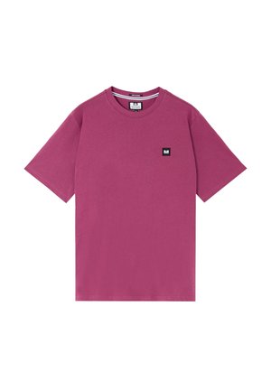 Korte mouwen mauve t-shirt met ronde hals en kleine zwarte rechthoekige logopatch op de linkerborst.