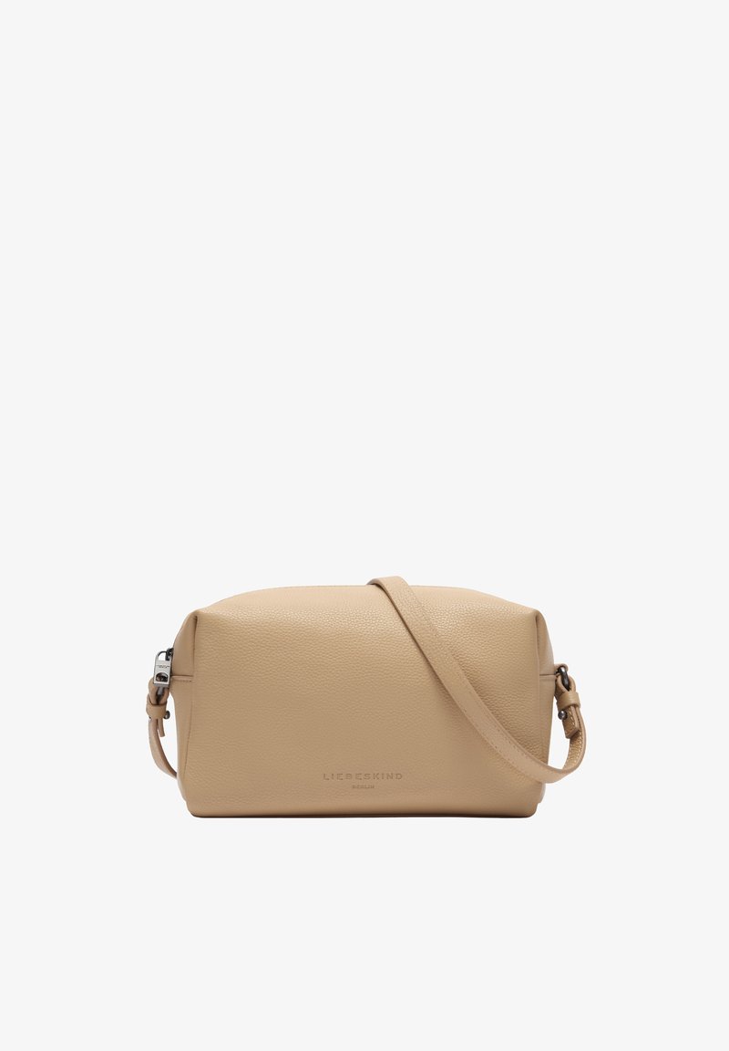 Sac bandoulière en cuir beige avec sangle ajustable et boucle en argent, avec le nom de la marque "Liebeskind Berlin" discrètement embossé.