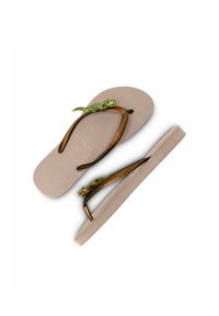 Tongs marron avec accent lézard vert, en matériau en caoutchouc, semelle intérieure beige texturée, et semelle plate avec une bride à motif.