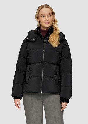 Veste rembourrée noire avec fermeture éclair à l'avant, capuche amovible, poches latérales et poignets côtelés. Texture lisse et silhouette bouffante.