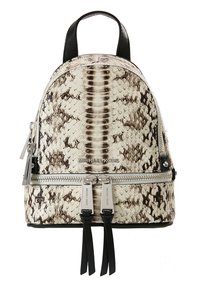 Sac à dos en Python crème et marron. Doté de détails en cuir noir, de deux fermetures éclair argentées et de bretelles noires réglables.