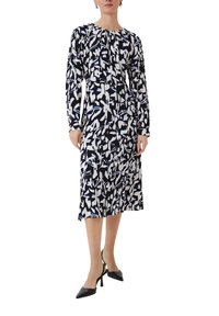 Vestido de manga larga con un patrón abstracto en azul marino y blanco, que presenta un escote redondo y una silueta fluida hasta la rodilla.