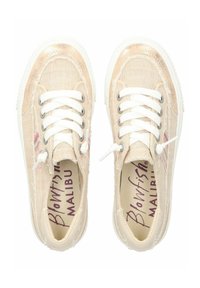 Beżowe płócienne sneakersy o teksturowanym wykończeniu, z białymi sznurowadłami i różowymi akcentami. Widać gumową podeszwę oraz markową wkładkę. Okrągły kształt noska.
