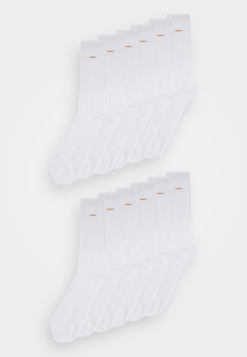 Chaussettes en coton blanches, texture côtelée, avec de petites accents orange près de la cheville. Paquet de dix paires disposées en deux rangées.