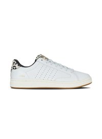 Weiße Leder-Sneaker mit perforierten Seitenakzenten, schwarzen Details an der Ferse und einem Leopardenmuster-Kragen. Beige Gummisohle. Modellnummer: 1966.