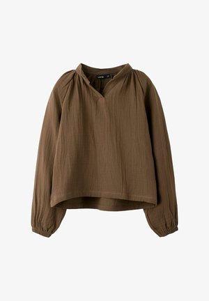 Brun, letvægts langærmet top lavet af tekstureret stof med V-udskæring og rynkedetaljer ved skuldrene.
